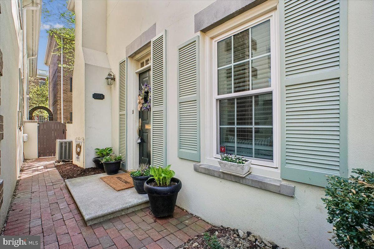 1014 N Royal Street photo 2