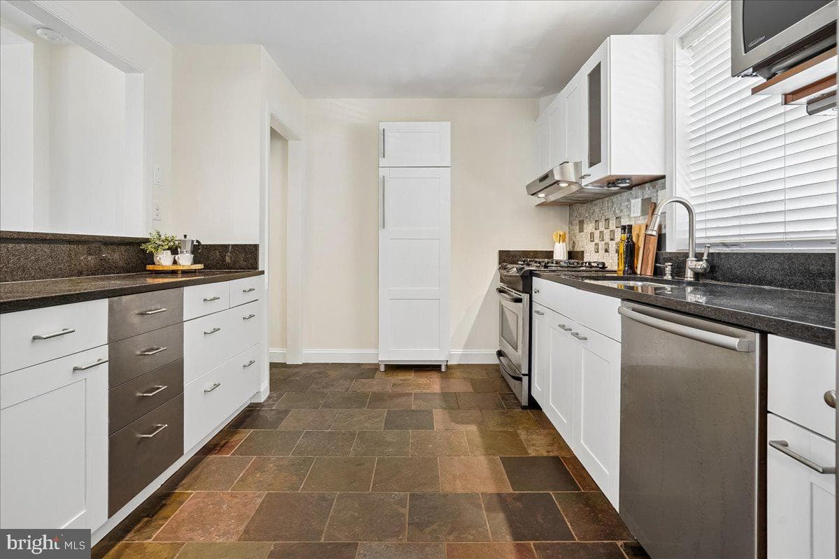 215 Burgess Avenue photo 9