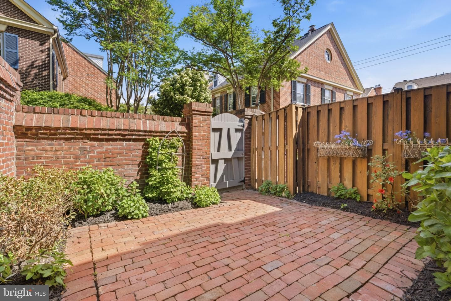 669 S Columbus Street photo 3