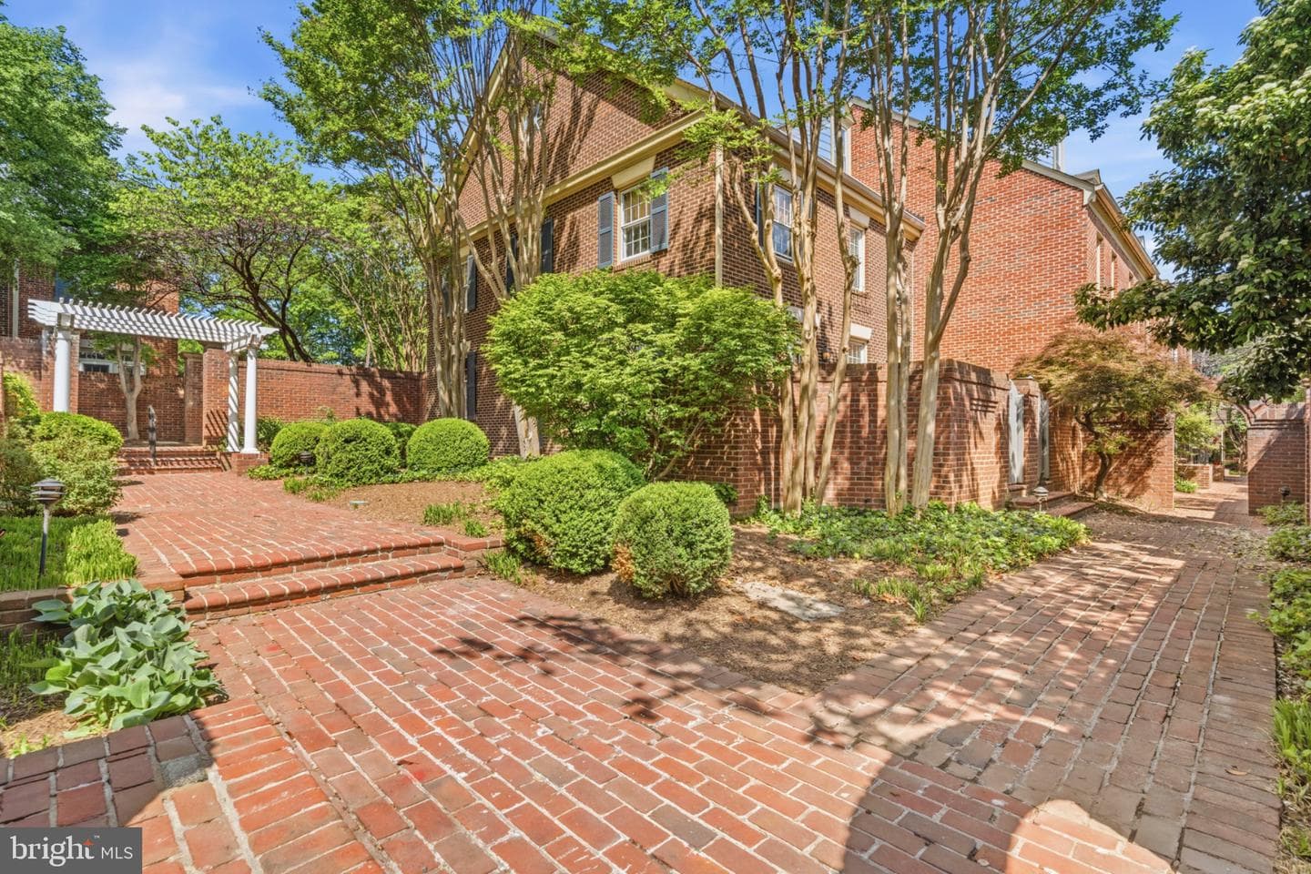 669 S Columbus Street photo 6