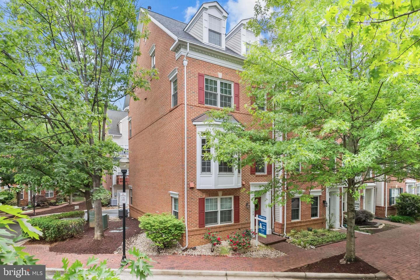120 Martin Lane photo 2