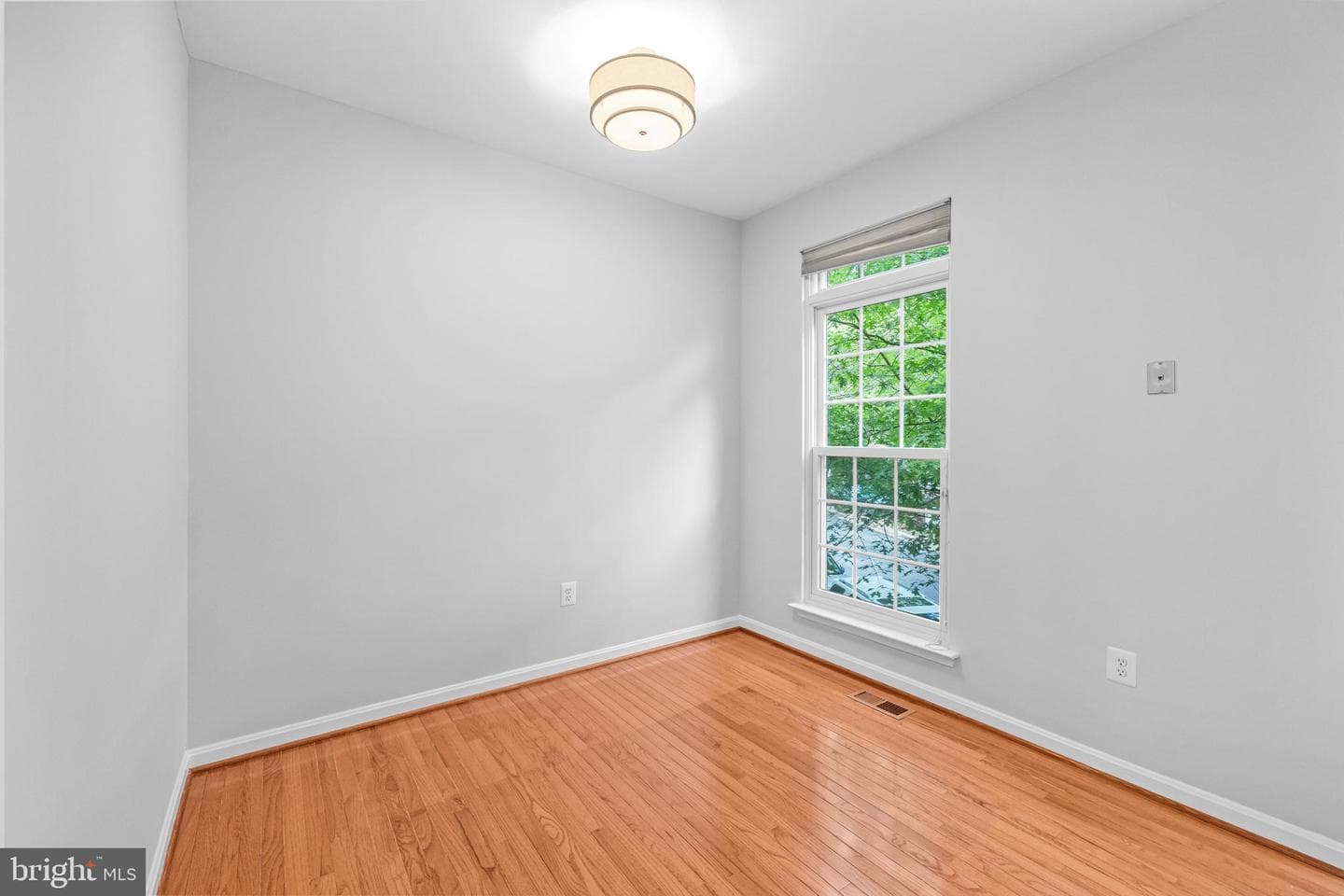120 Martin Lane photo 26