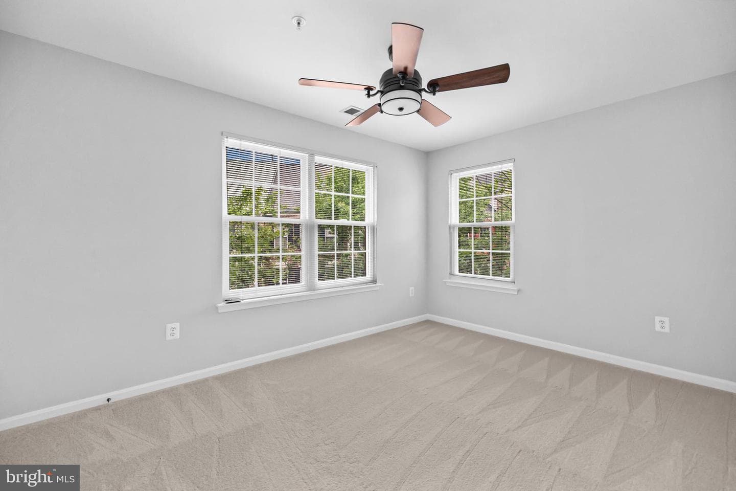 120 Martin Lane photo 40