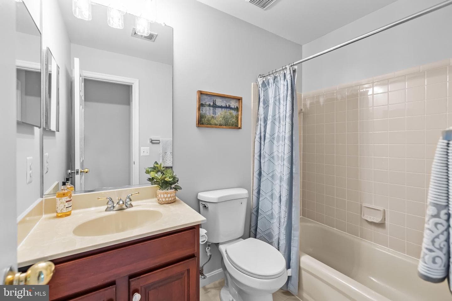 120 Martin Lane photo 43
