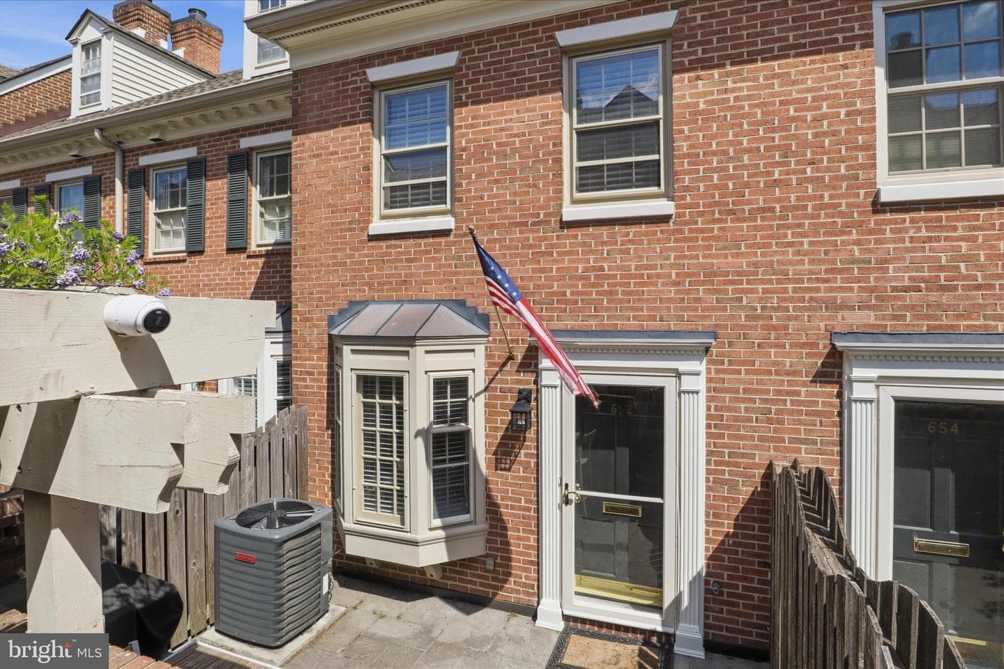 652 S Columbus Street photo 2