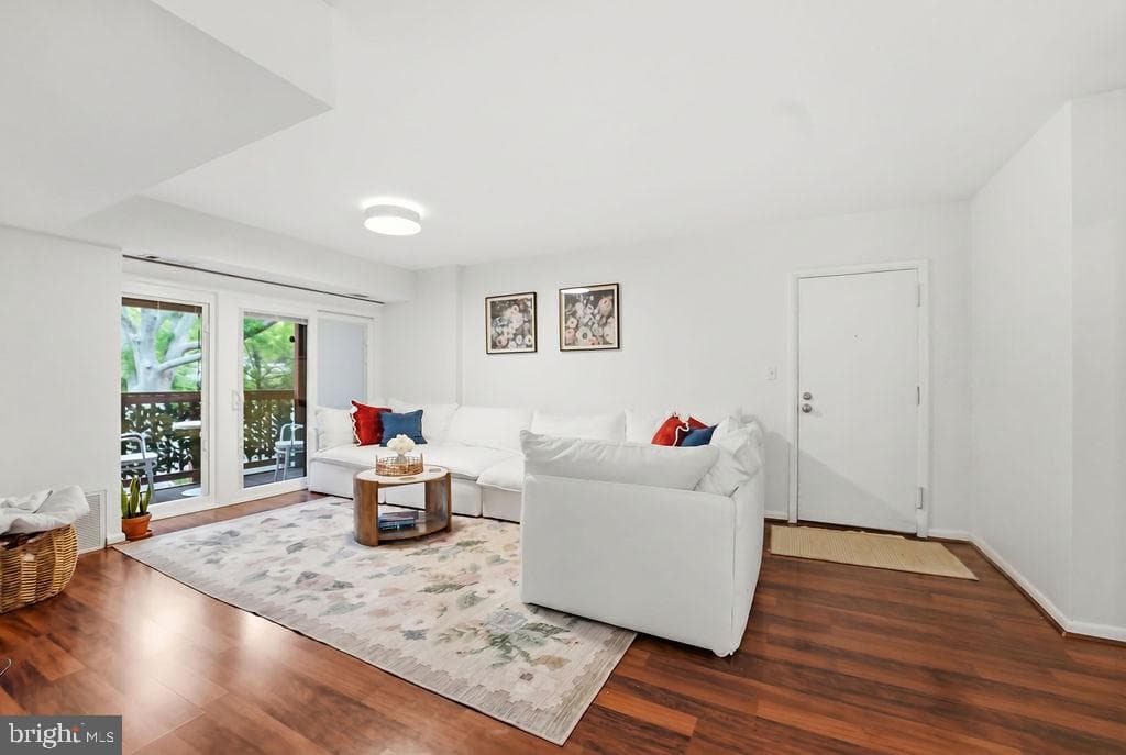 49 Skyhill Road #204, Alexandria