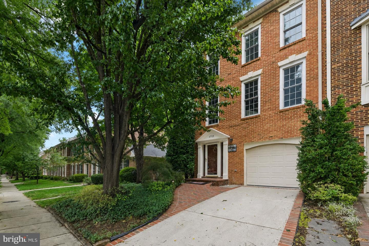 1715 Dogwood Dr photo 2