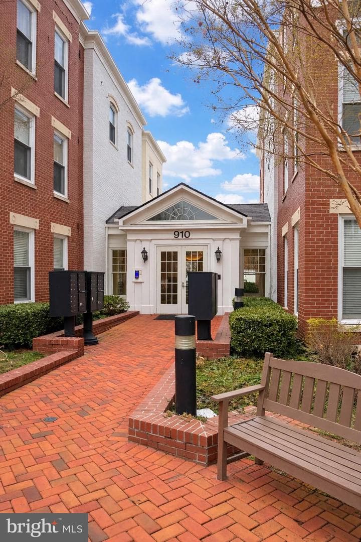 910 Powhatan Street #304s, Alexandria
