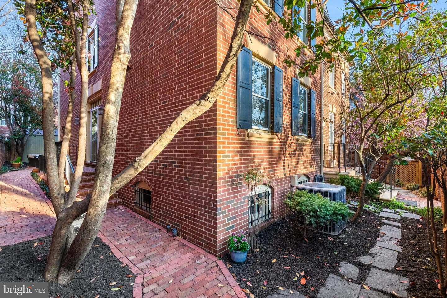 428 S Fairfax St photo 2