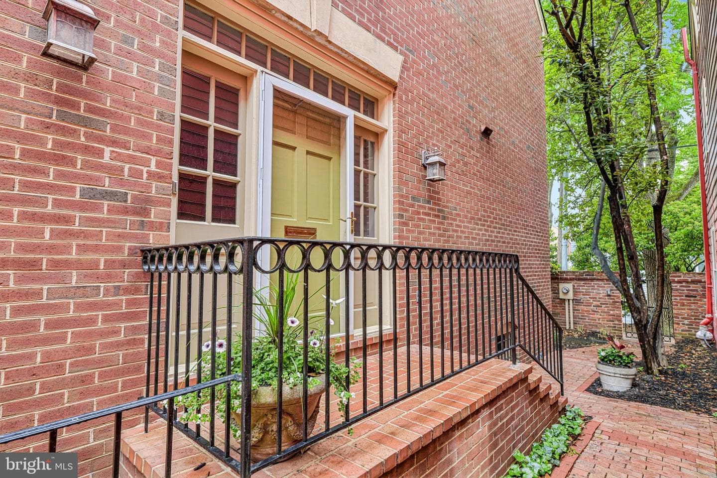428 S Fairfax St photo 4
