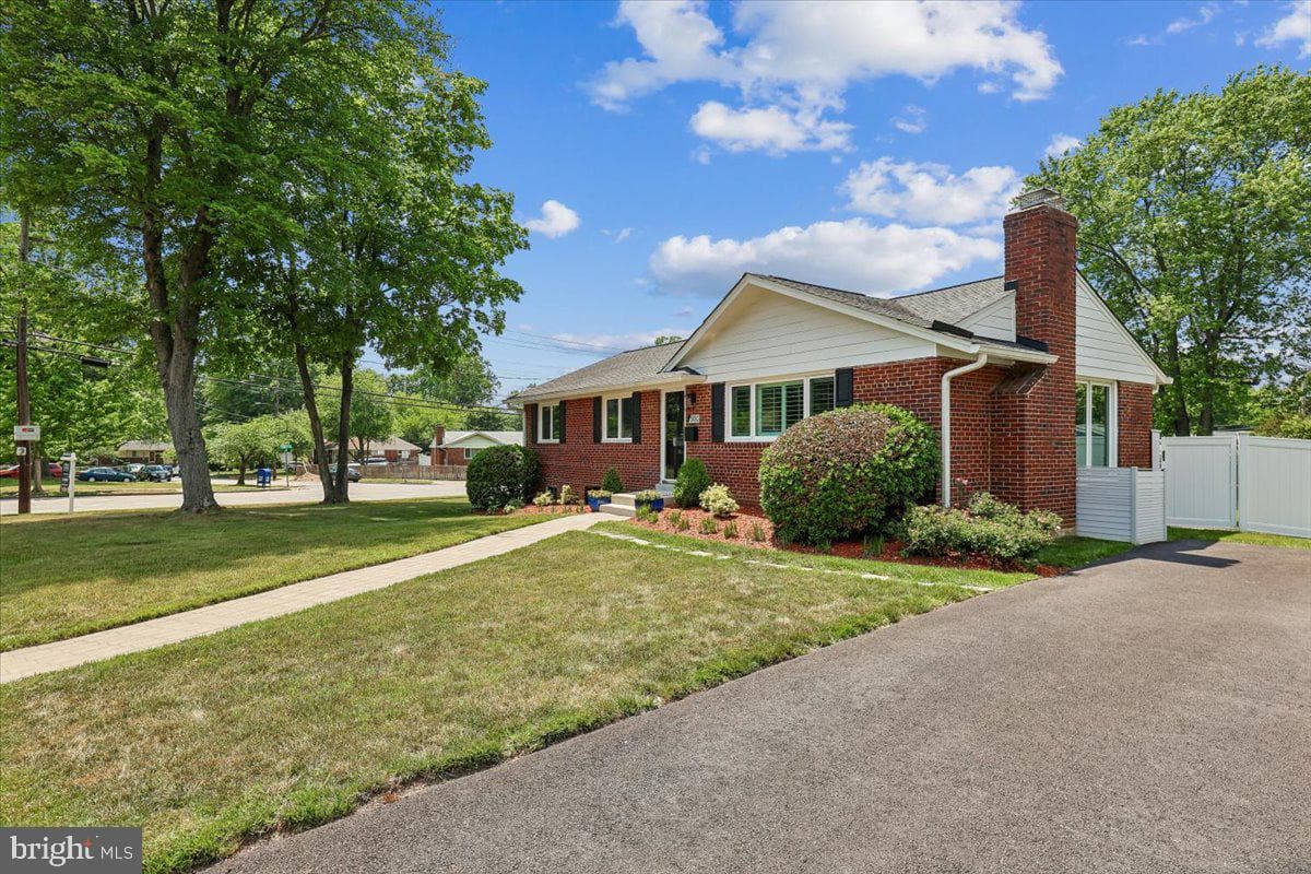 500 N Naylor Street N photo 33