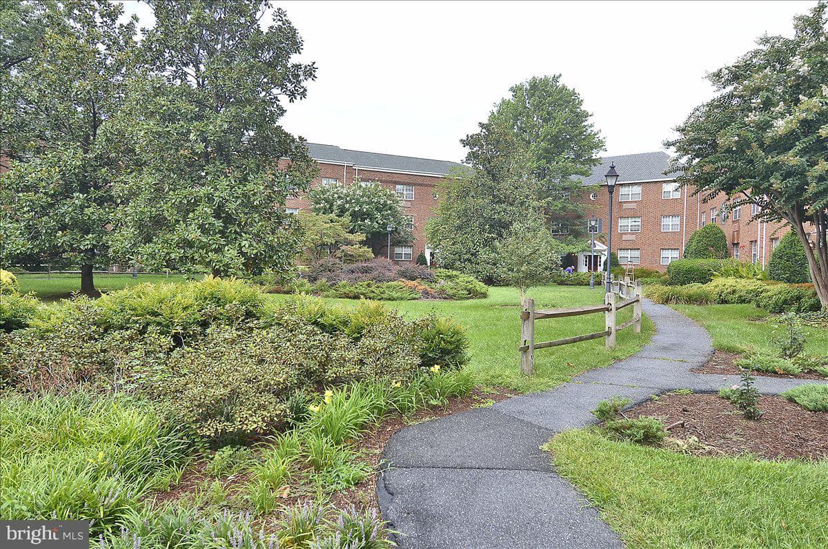 1702 W Abingdon Dr # 201 photo 32