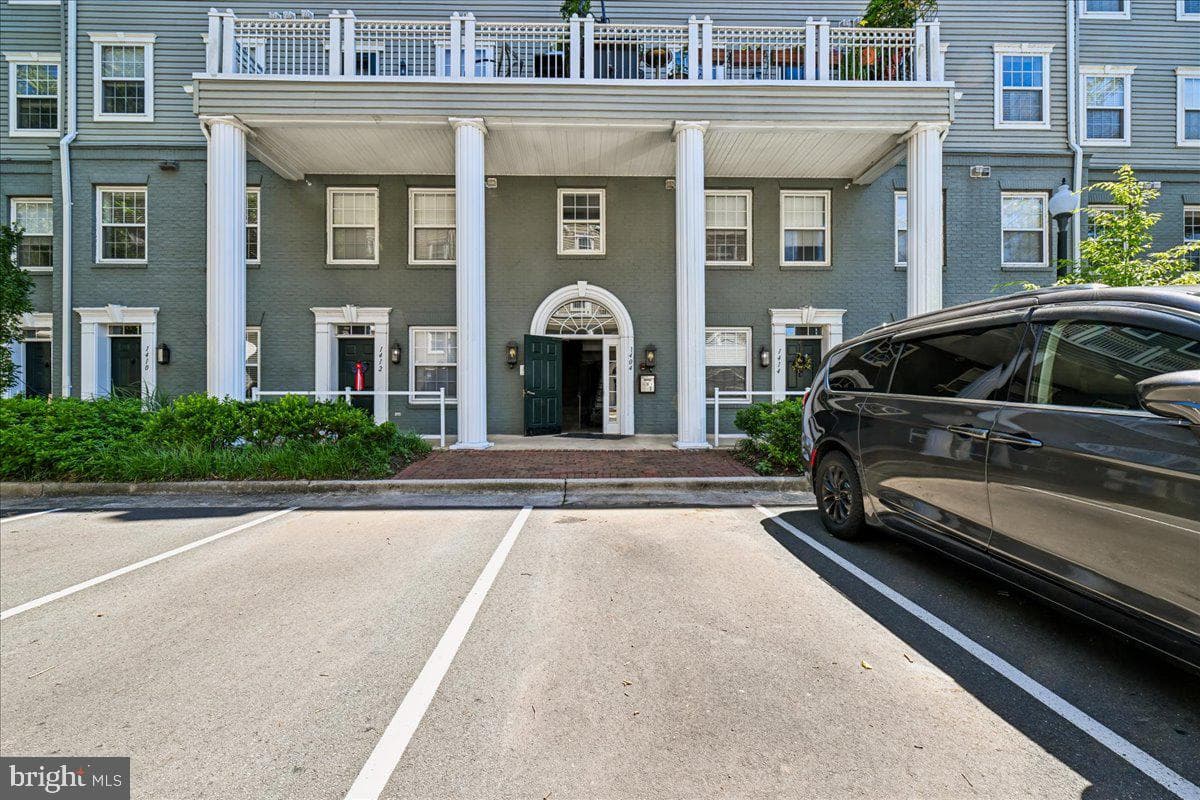 1404 Roundhouse Lane #311, Alexandria