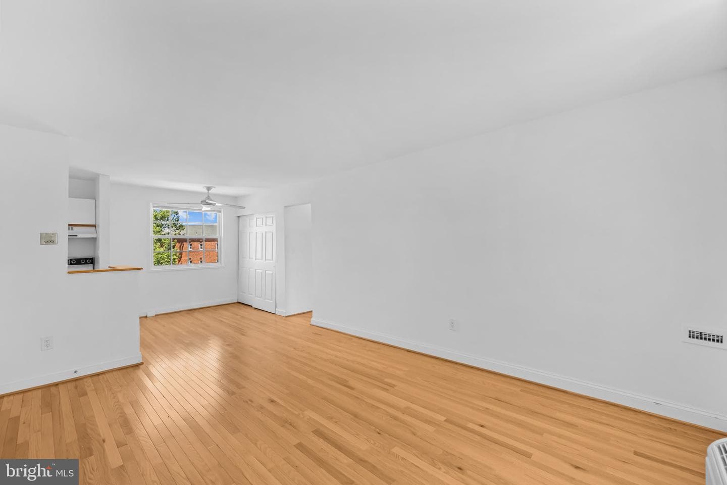 1630 W Abingdon Drive #302 photo 3