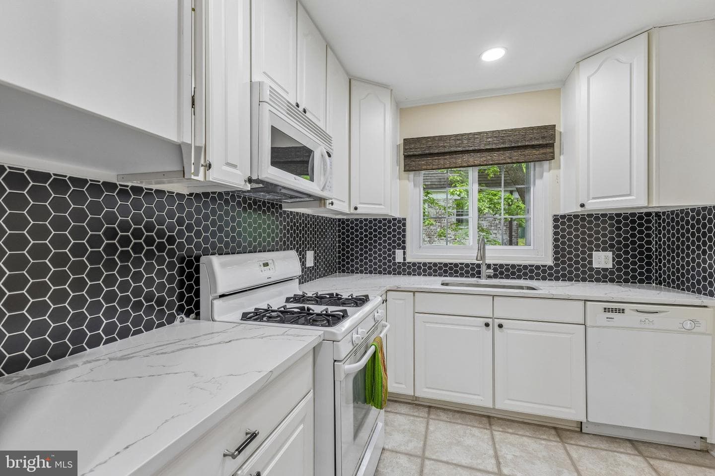 1024 Valley Drive photo 3