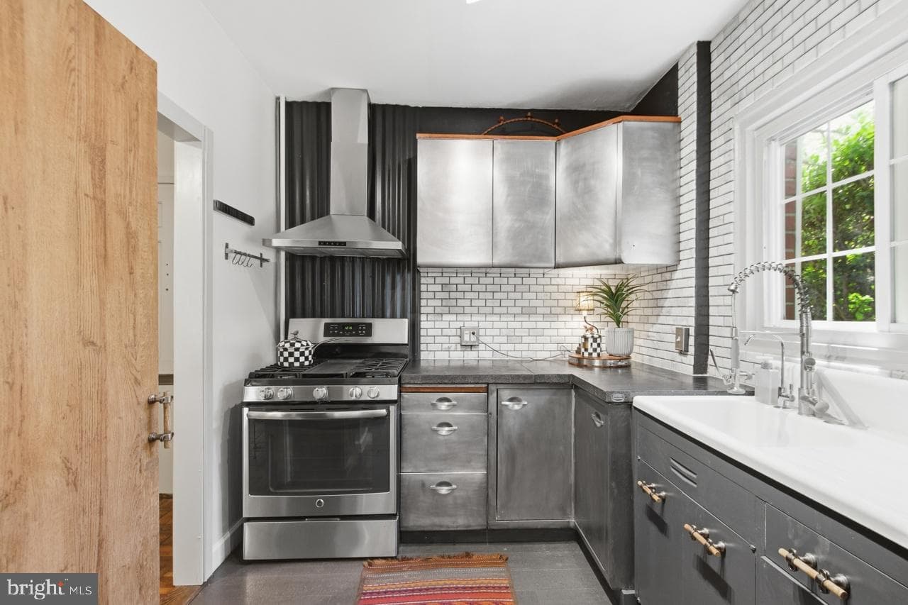 3712 Valley Drive, Alexandria
