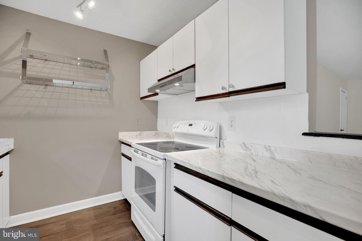 1700 W Abingdon Drive #203 photo 16