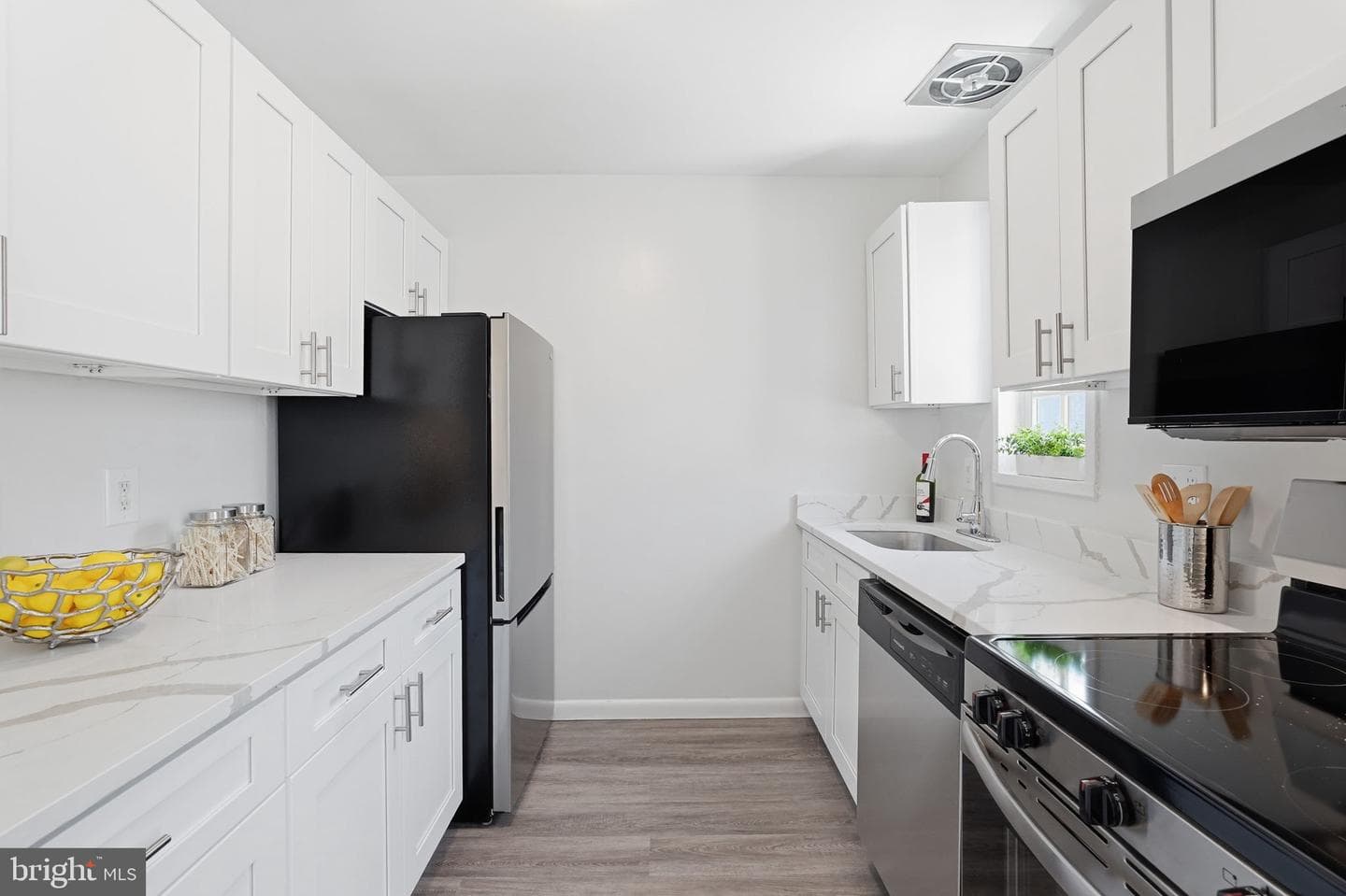 1608 W Abingdon Drive #302 photo 12