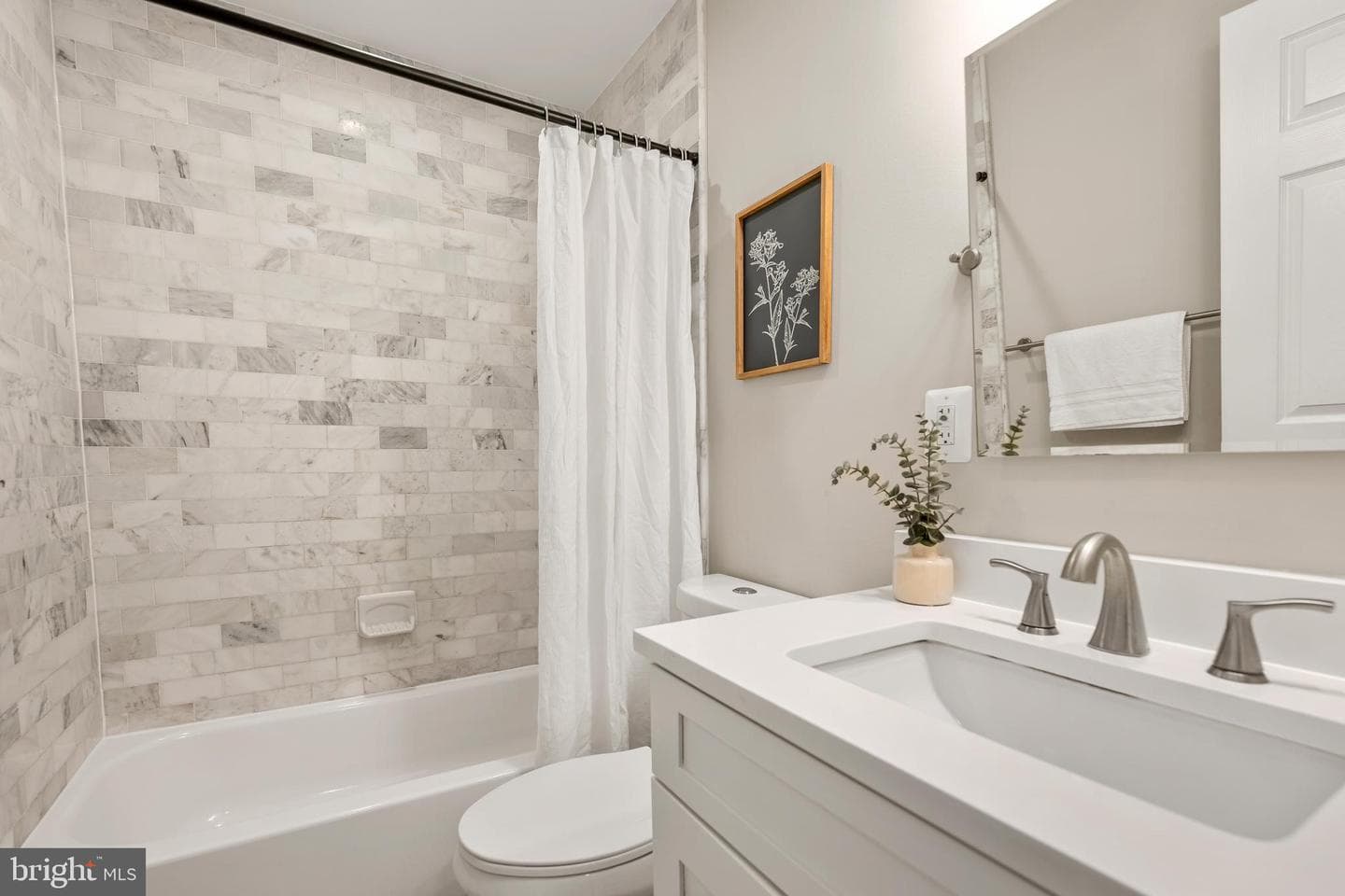 1111 Queen Street photo 22