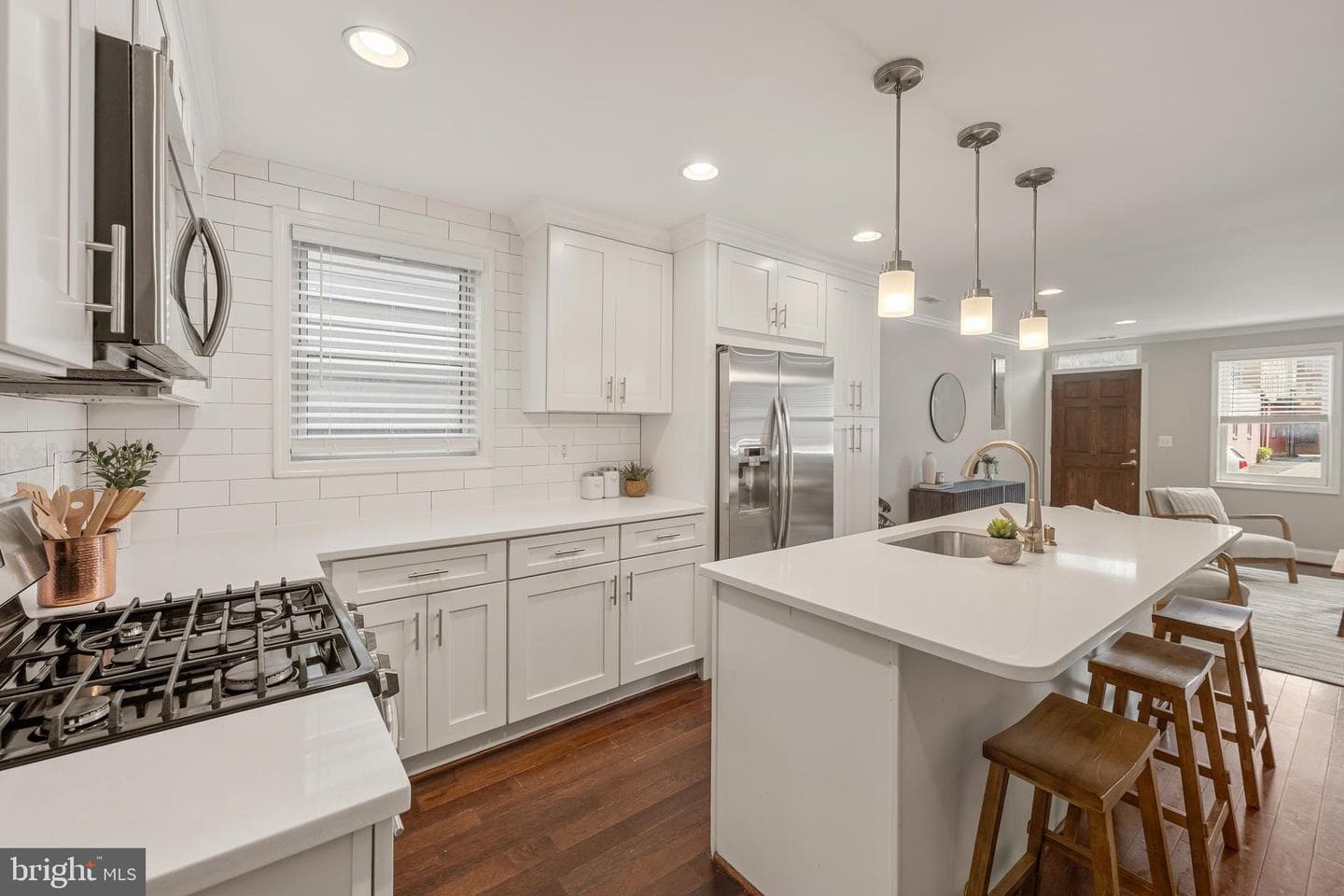 1111 Queen Street photo 5