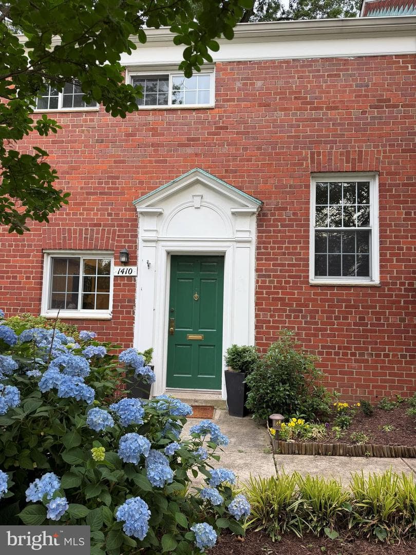 1410 Martha Custis Drive photo 2
