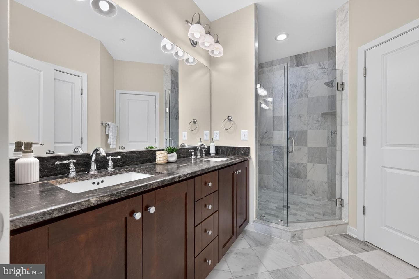 820 N Alfred Street photo 27