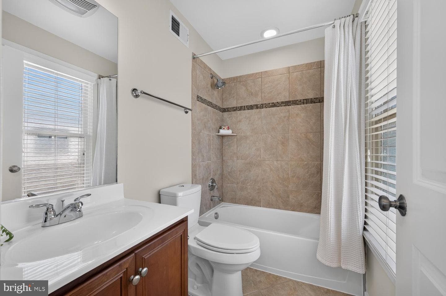 820 N Alfred Street photo 41