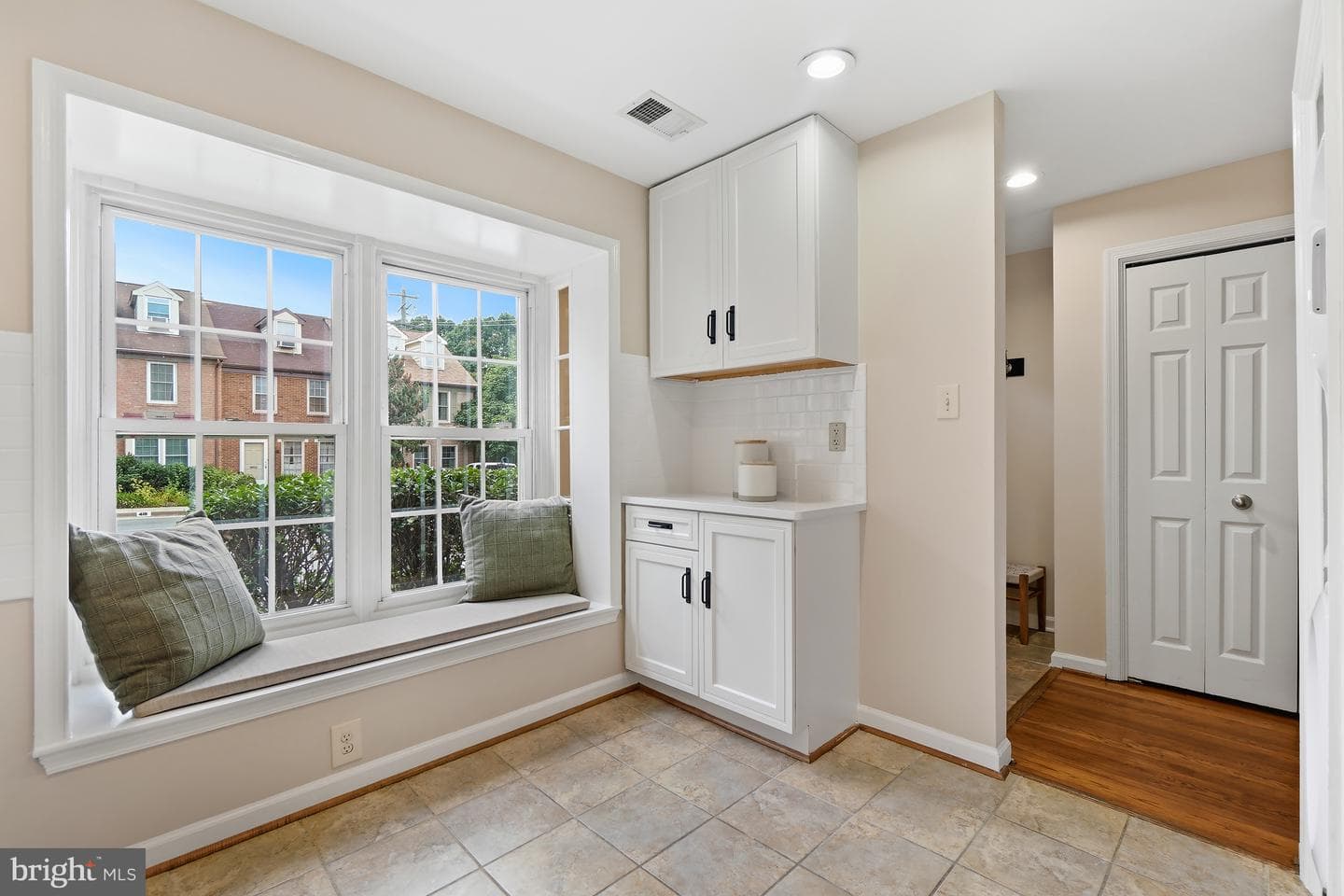 404 Glebe Road W photo 5