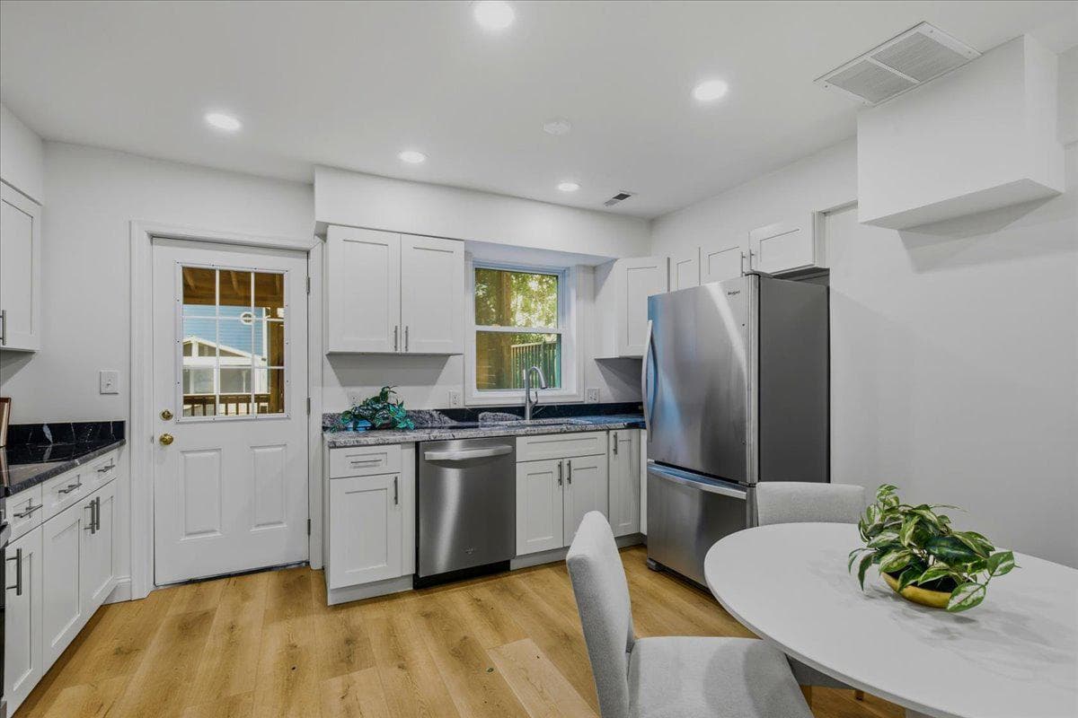 109 Clifford Avenue photo 16