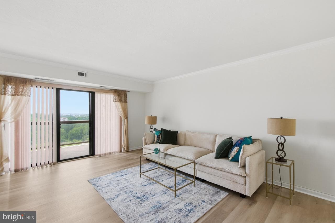 307 Yoakum Parkway #1104 photo 21