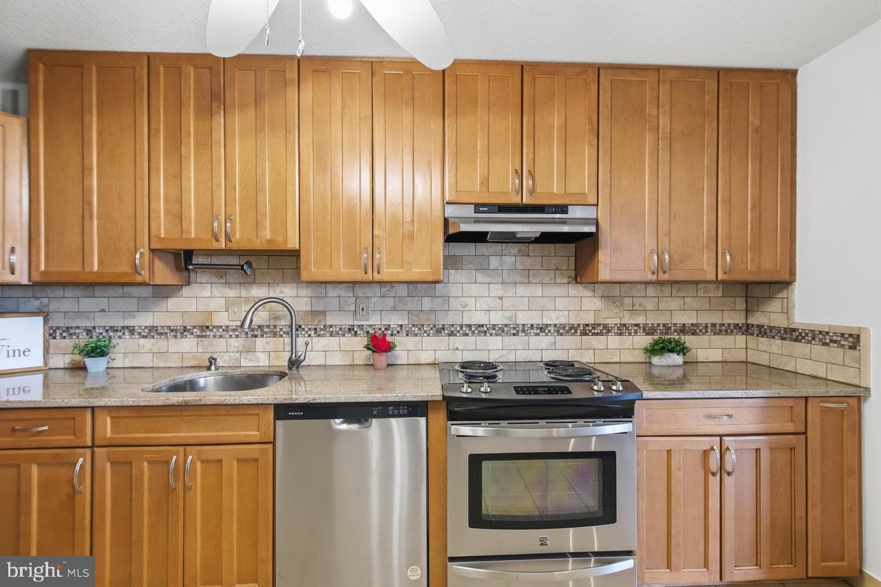 307 Yoakum Parkway #1104 photo 29
