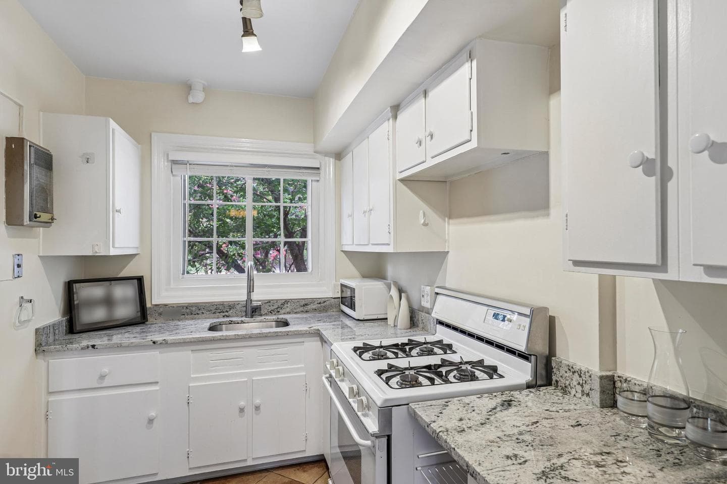 1622 Ripon Place photo 9