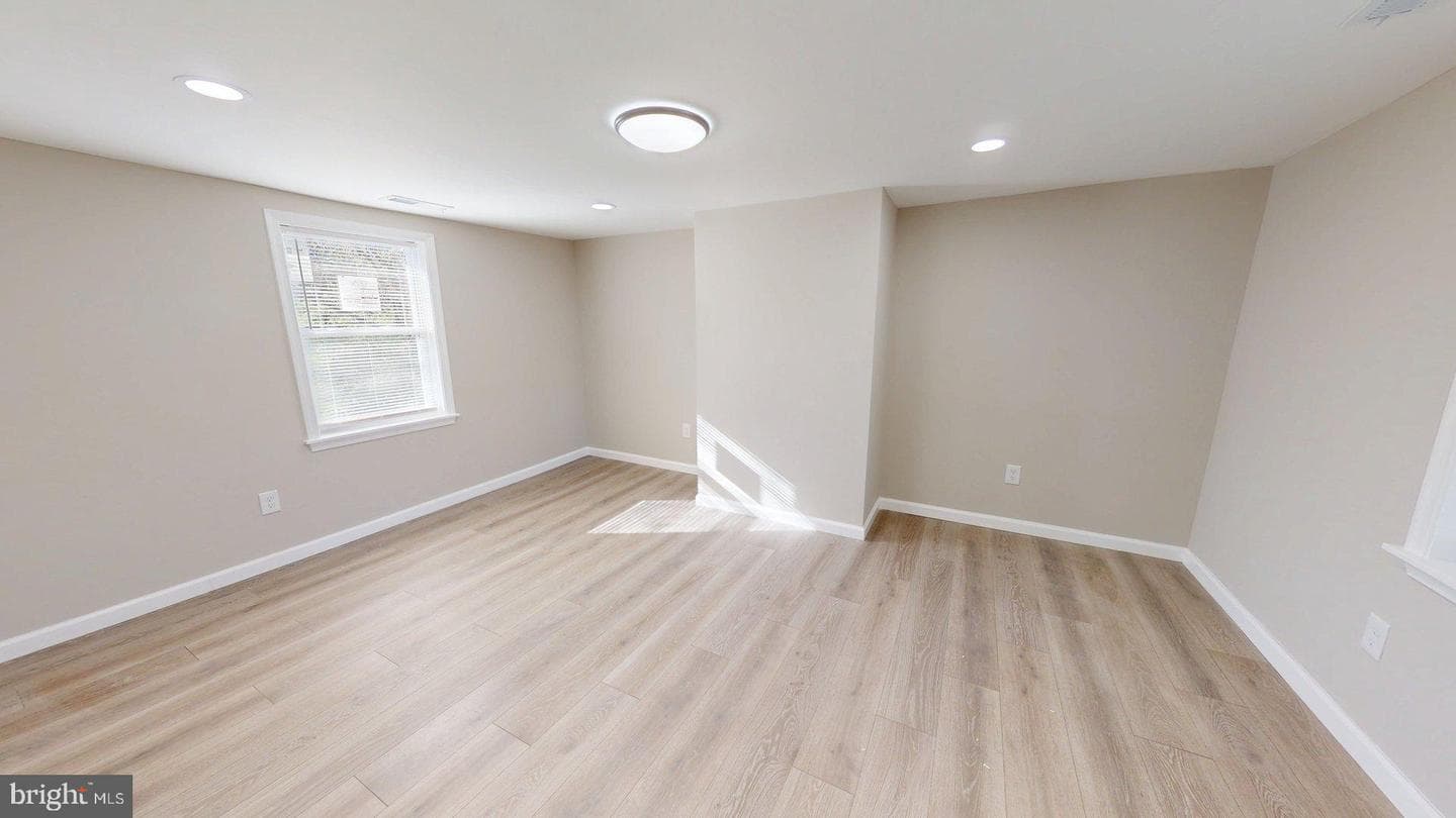 21 S Greenway Avenue photo 17