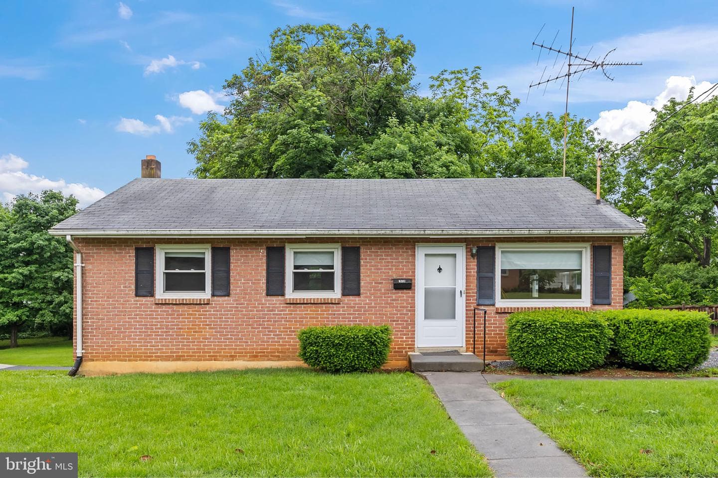 311 S Buckmarsh Street photo 2
