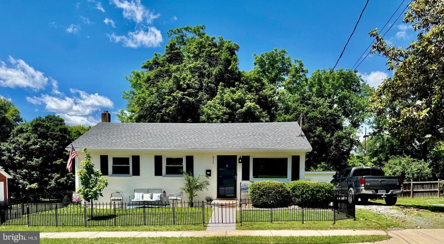 311 S Buckmarsh Street, Berryville