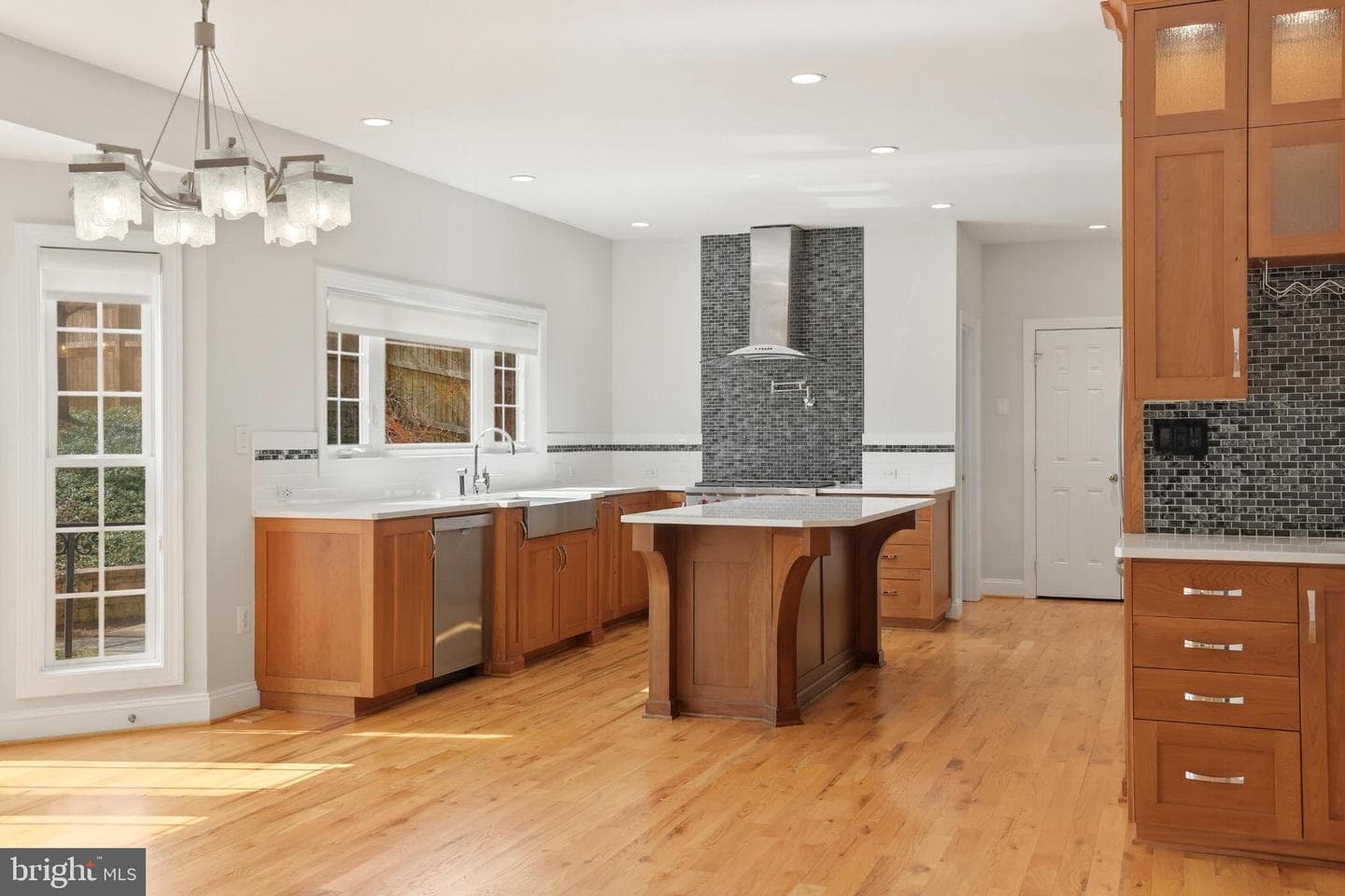 413 Montgomery Court photo 8