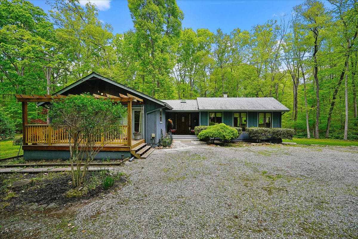 98 Cliff Lane photo 2