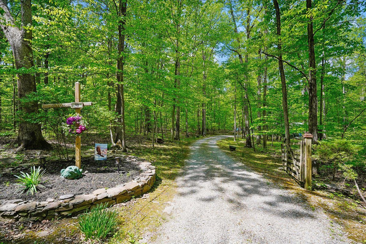 98 Cliff Lane photo 3