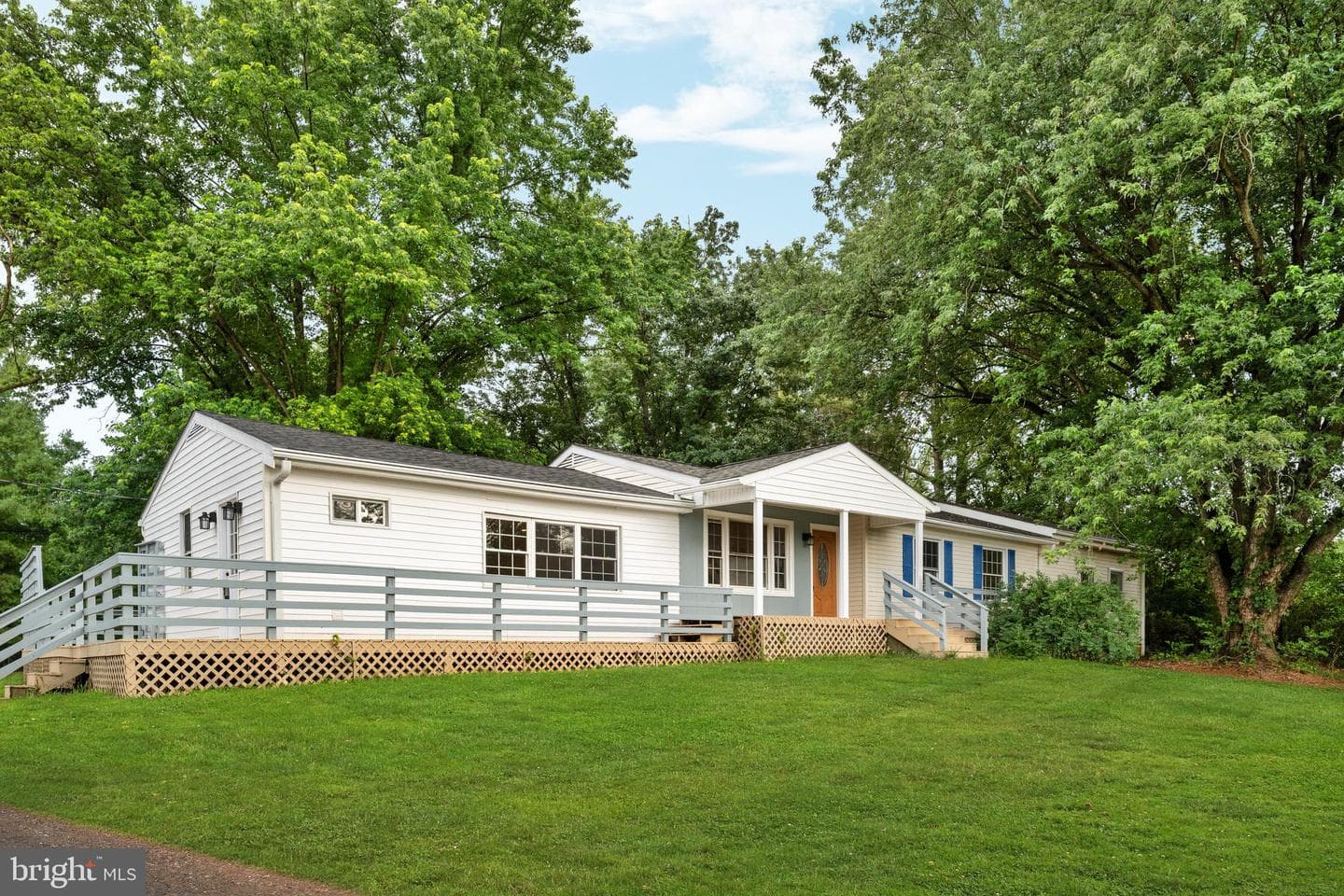 569 Triple J Road, Berryville