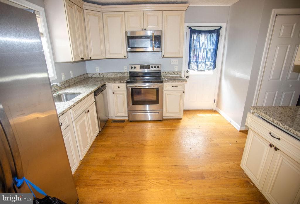 8 Whiting Avenue photo 15