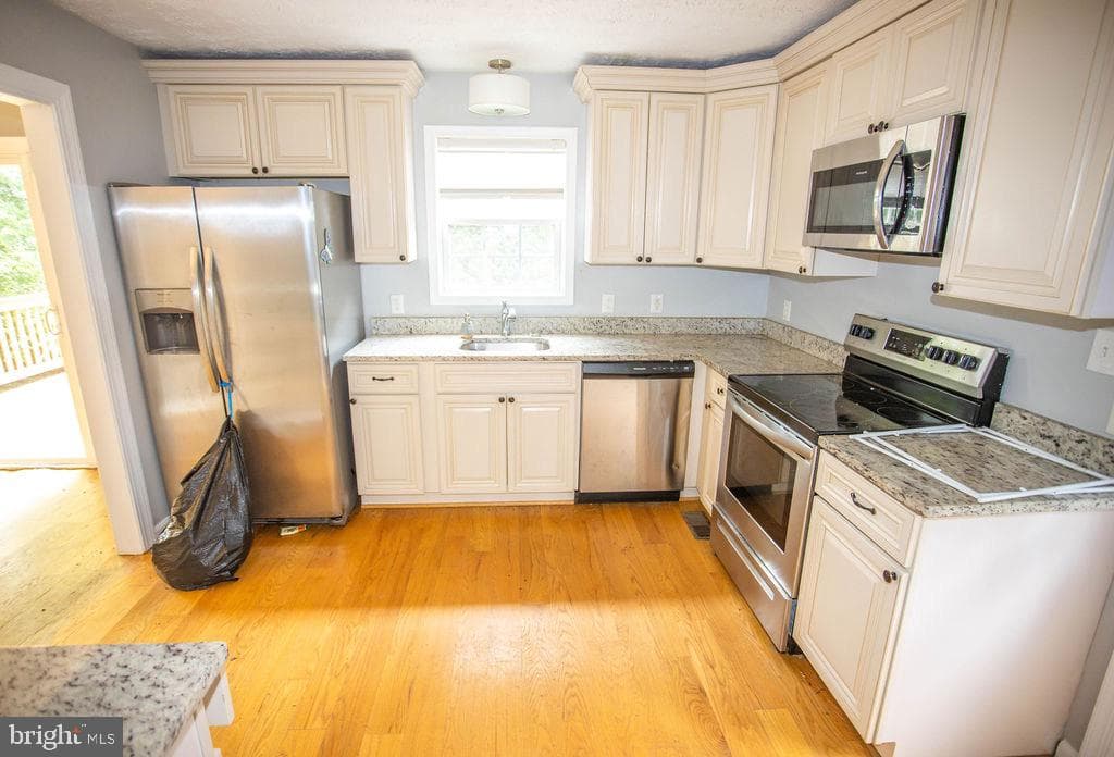 8 Whiting Avenue photo 18