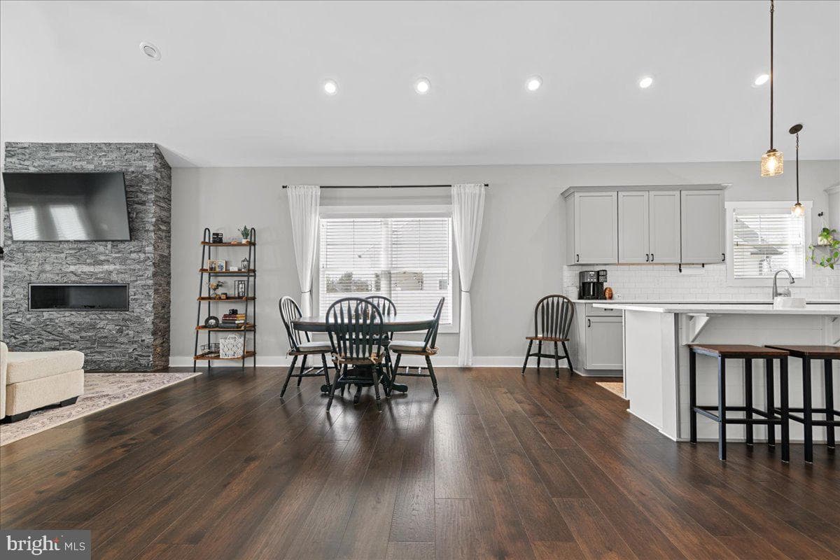 153 Emberly photo 15