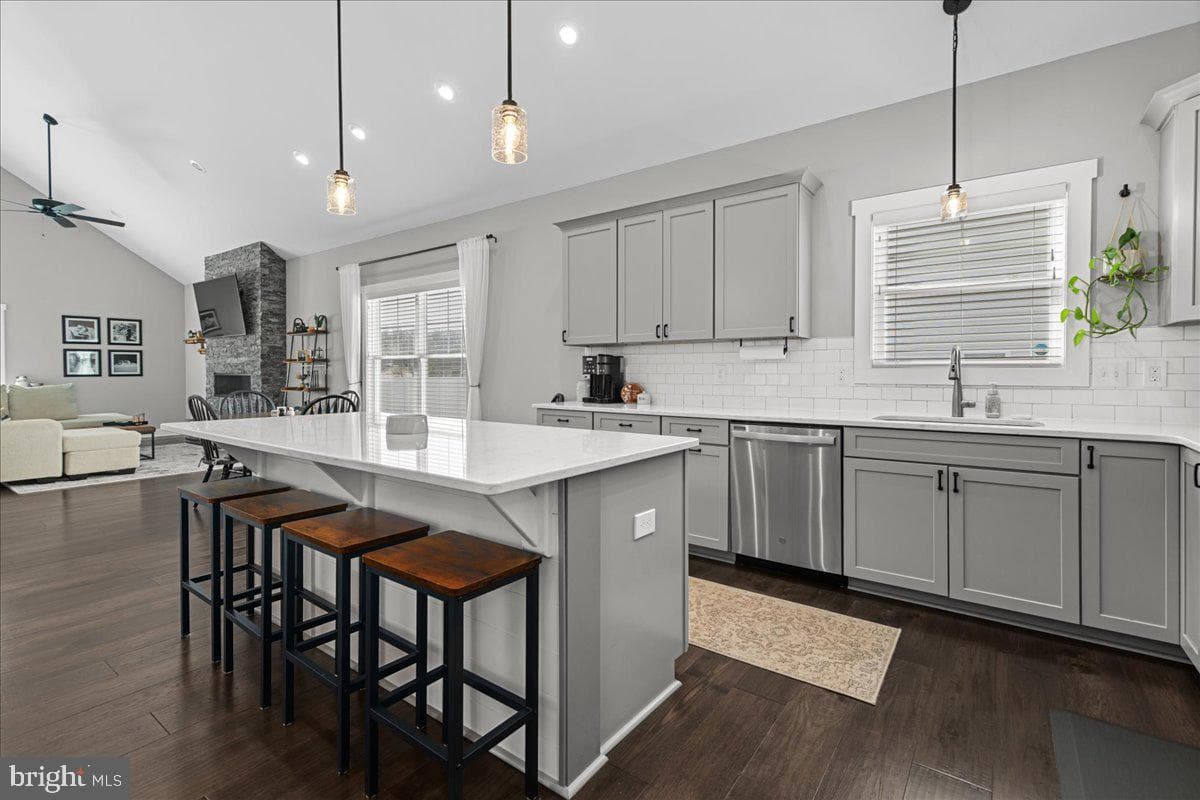 153 Emberly photo 9