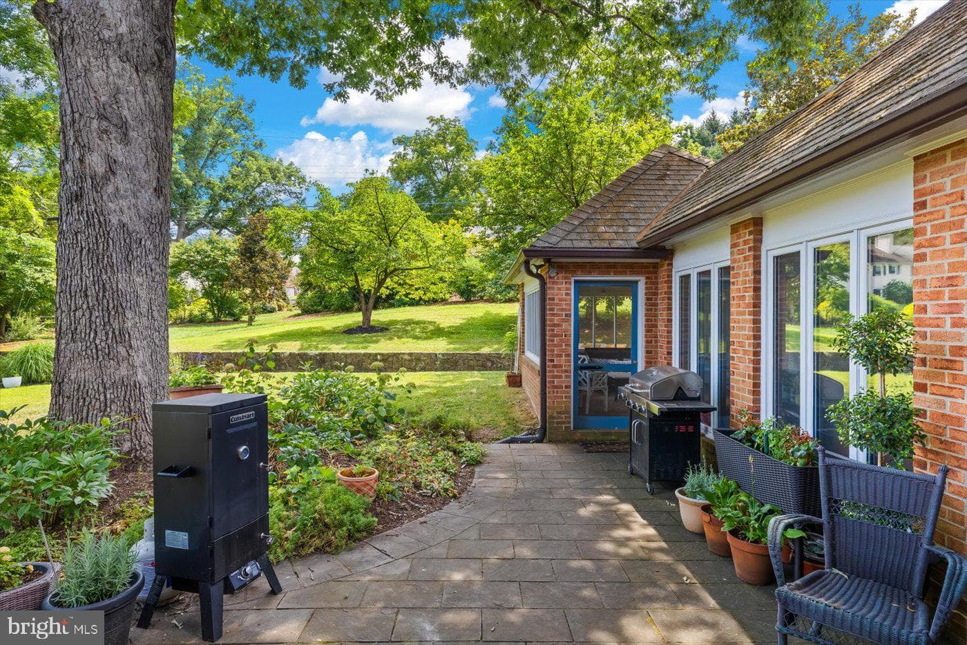 1084 Oaklawn Drive photo 4