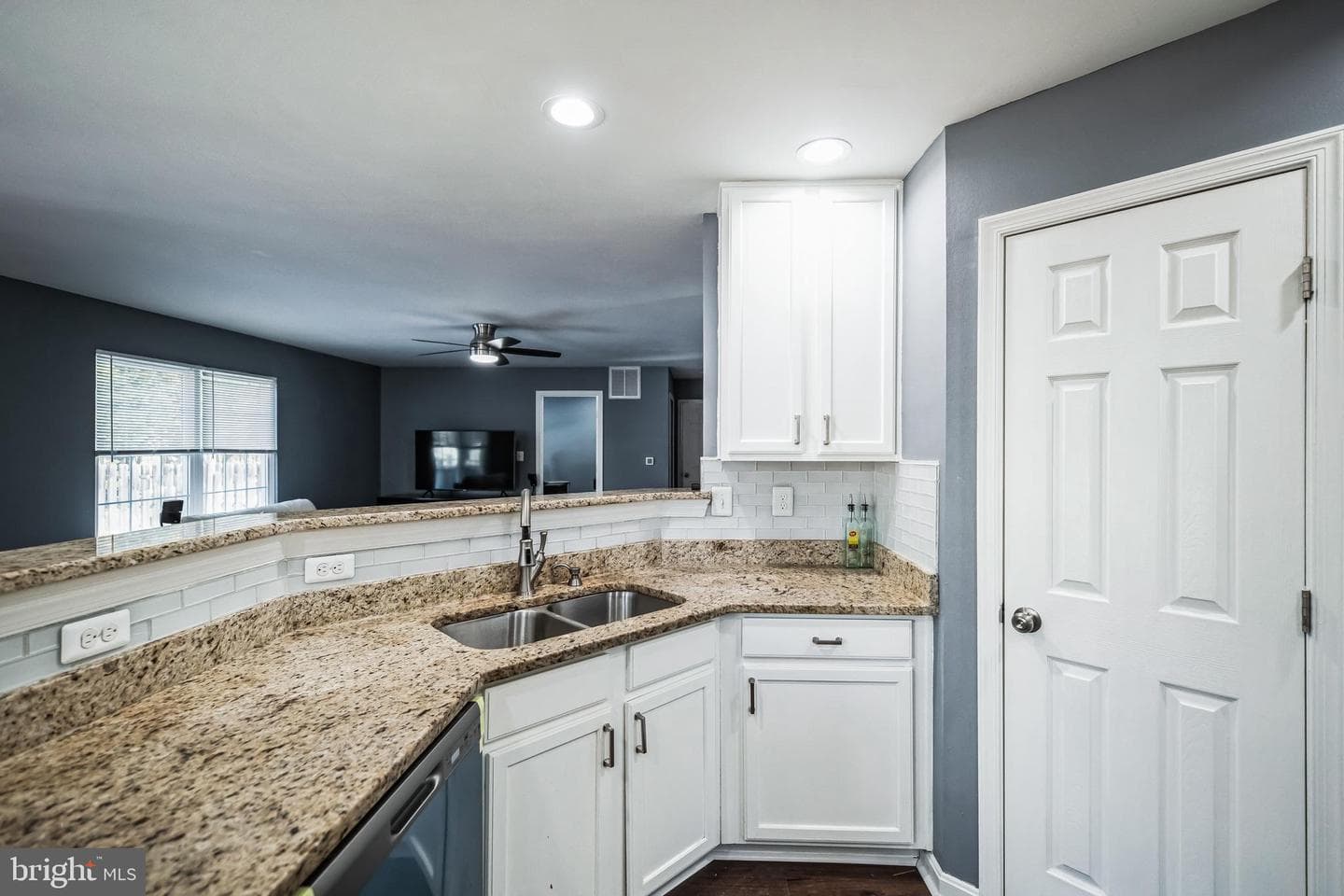 909 Fairtree Lane photo 8