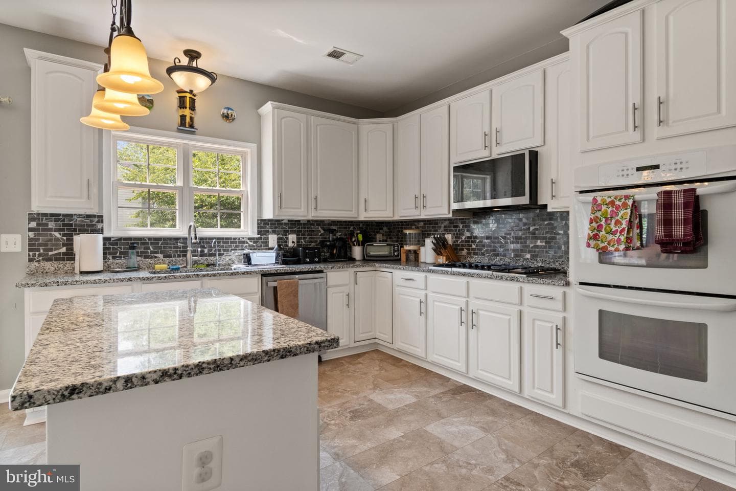 540 Greenbriar Drive photo 3