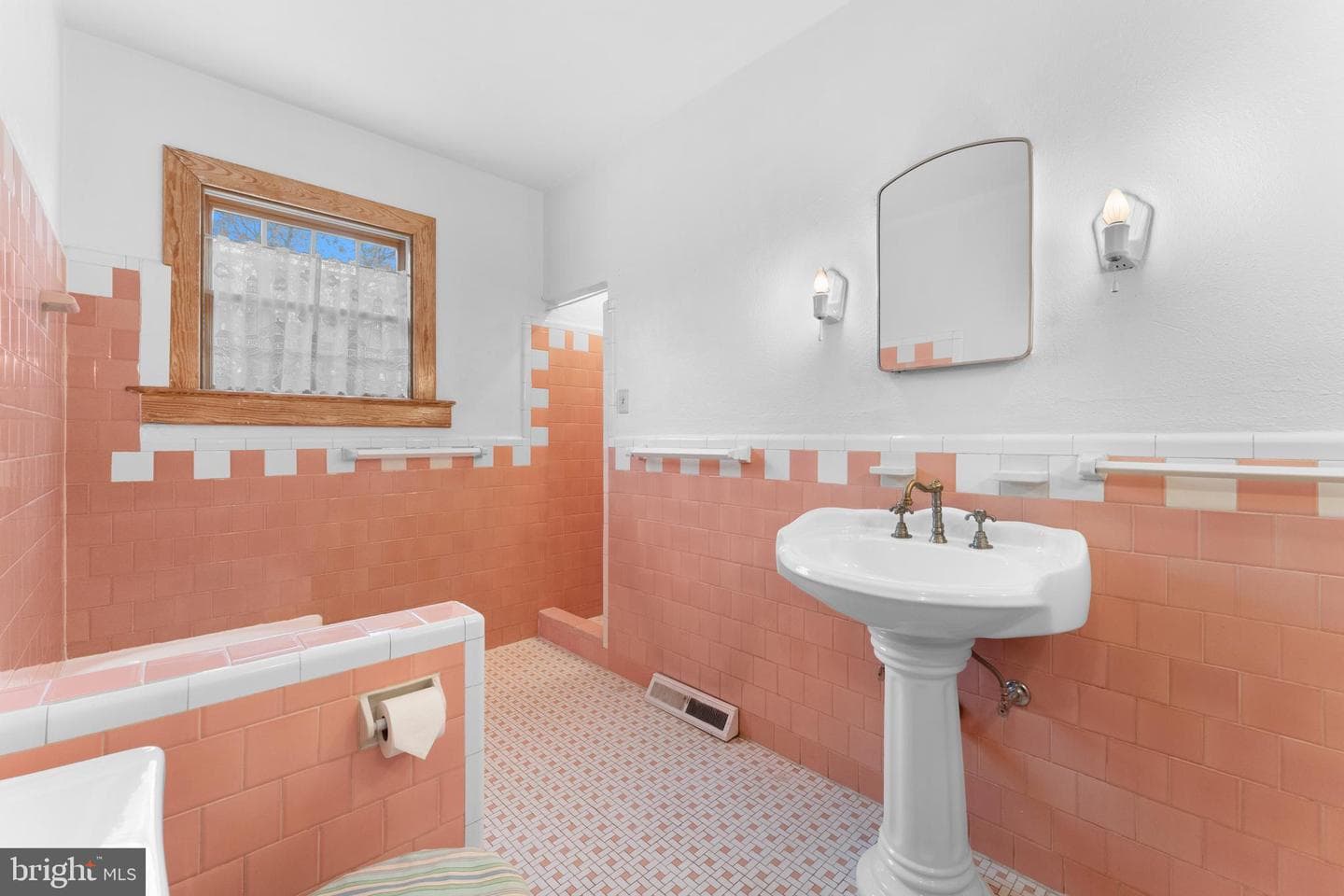 210 Elizabeth Street photo 14