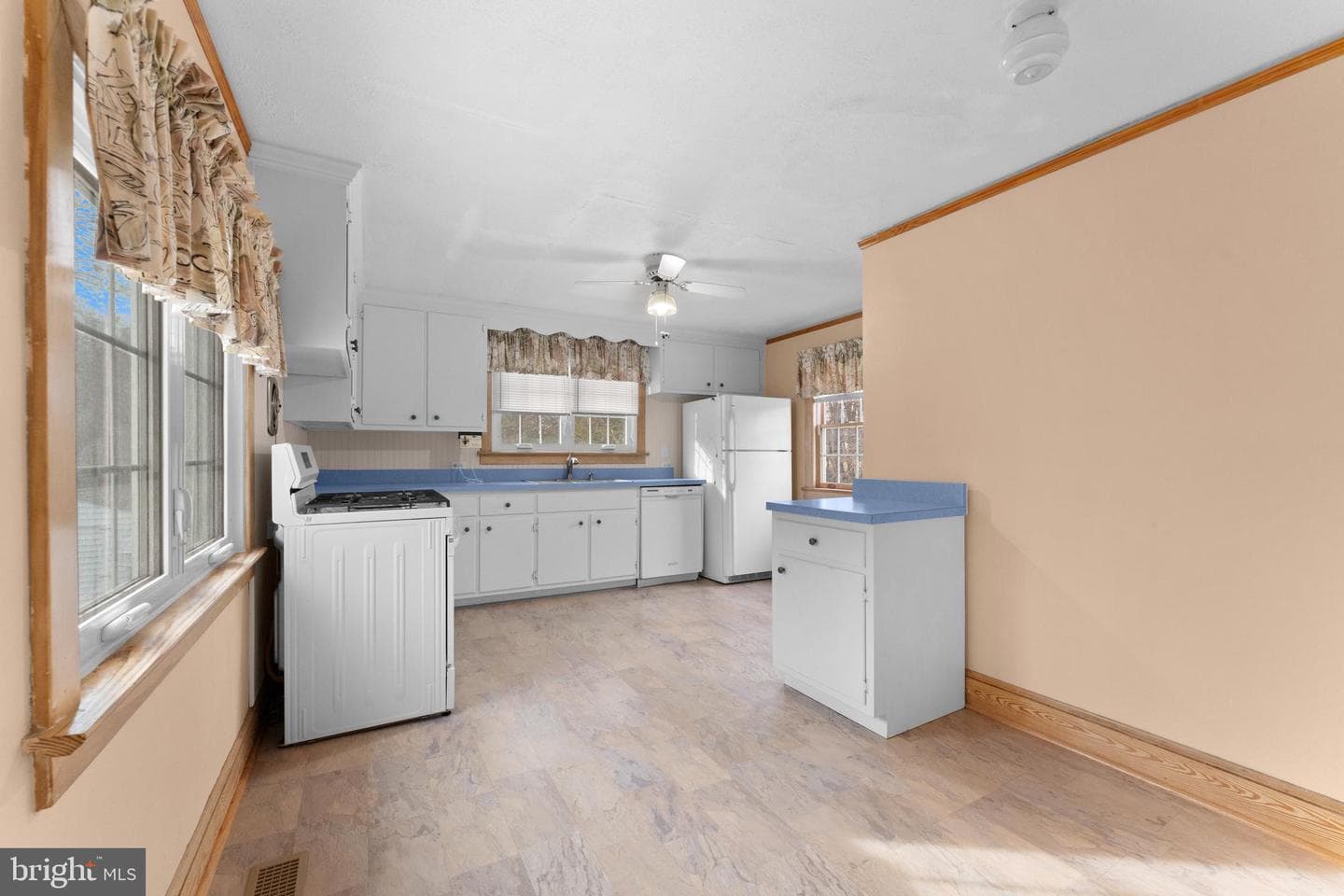 210 Elizabeth Street photo 24