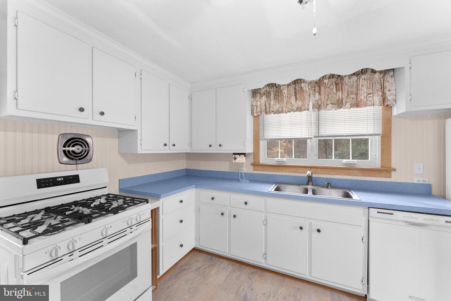 210 Elizabeth Street photo 25