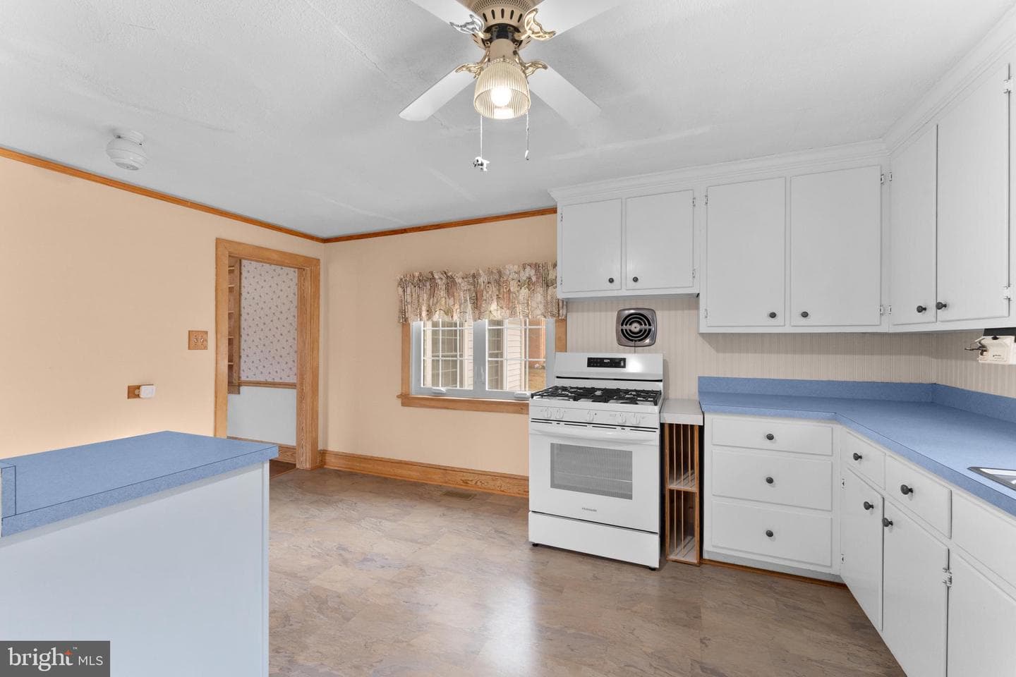 210 Elizabeth Street photo 27